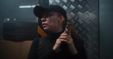 Aksiyon Filmi Sahnesi: Siyah Taktik Giysili Kadın Polis Memuru ve Duvarın Arkasında Saklanan Kaptan, Silah Tutuyor. Ajan Karanlık Ofis Binasında Saldırmak için Doğru Zaman Bekliyor. Kapat..