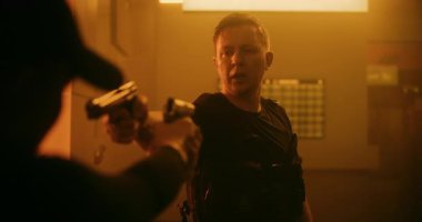 Gergin Savaş Filmi: İki Tehlikeli Suçlu Taktiksel Silahları Birbirine doğrultarak Konuşuyor. Karanlık Bina 'da Katil Ajan Saldırısı. Silahlı Çatışma Dramatik Sahnesi. Sıcak. Bak..