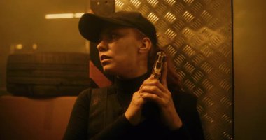 Aksiyon Filmi: Siyah Taktik Giysili Kadın Polis Memuru, Duvarın Arkasında Saklanıyor, Elinde Silah Tutuyor. Ajan Karanlık Ofis Binasında Saldırmak için Doğru Zaman Bekliyor. Yakın çekim. Sıcak. Bak..