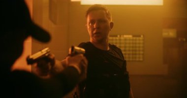 Silahlı Karşılaşma: Taktik Ekipman 'daki iki suçlu birbirine silah doğrultup konuşuyor. Memur Karanlık Bina 'da Cinayet Masası' na saldırdı. Epic Action Movie 'den Gergin ve Dramatik Sahne. Sıcak. Bak..
