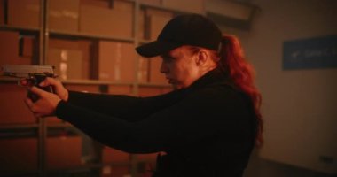 Action Movie Scene: Siyah Taktik Giyimli Kadın Polis Memuru ve Depoda Kaptan Yürüyor, Silah Tutuyor, Tabancalı Bilinmeyen Suçluyu Buluyor. Karanlık Bina 'da Saldırgan Ajan