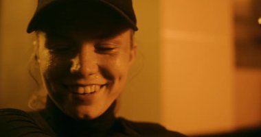 Action Movie Scene: Taktik Giyimli Saldırgan Kadın Suçlunun Kapanışı ve Kaptan Nişan Silahı Tanımlanamayan Rakiple Konuşuyor. Karanlık Ofis Binasında Gangster Saldırısı. Sıcak. Bak..