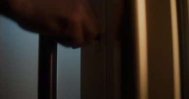 Gerginlik Eylem Filmi Sahnesi: Taktik Ekipman ve Kaptan 'daki Kadın Ajan Karanlık Depo' da Gizleniyor, Bir Tabanca Tutuyor, Suçluya Saldırmaya veya Tutuklamaya Hazırlanıyor. Katil kapıyı açıyor..