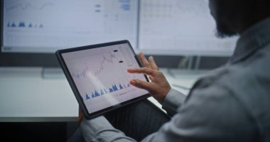 Dijital Tablet ve Bilgisayarda Çoklu İzleyici Masaüstü ile Gerçek zamanlı borsa ve borsa grafiklerini izleyen Afro-Amerikan borsa simsarı. Ofiste çalışan Yatırım Ajanı. Yakınlaştır.