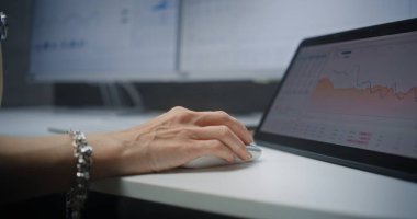 Bilgisayar Faresi Kullanan Kadın Borsacı, Gerçek zamanlı Borsa Tablet Bilgisayar ve Dijital Ekranlarda Borsa Tabloları Analizi. Finans Ajansı 'nda çalışan Yatırım Ajanı. Kapat..