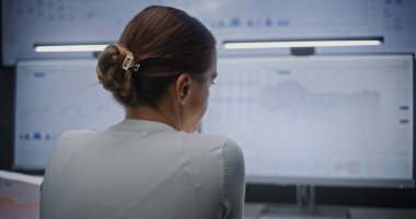 Gerçek zamanlı hisse senedi denetleyen borsa komisyoncusu, çoklu monitör masaüstü kurulumu olan borsa grafikleri. Gece Finans Ajansı 'nda çalışan Profesyonel Yatırım Ajanı