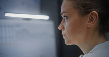 Ciddi Borsa Borsacılarının Kapanışı, Gerçek zamanlı Borsa İzleme, Borsa Tabloları. Çoklu Monitör Masaüstü Odaklanmamış Bilgisayar. Ofiste çalışan Profesyonel Yatırım Ajanı.