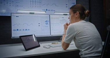 Kadın Borsa Komisyoncusunun Telefon görüşmesi, Finansal Kayıplar, Çoklu İzleme Bilgisayarı ve Dijital Tablet 'te Borsa Çizelgeleri İzleme. Yatırım Temsilcisi Kötü Ekonomi Haberleri Hakkında Stres Yaptı