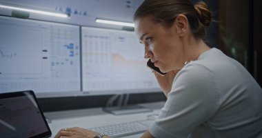 Kadın Borsacı Telefonda Konuşuyor, Gerçek Zamanlı Hisse Senetlerini İzliyor, Bilgisayarda Çoklu İzleme Kurumu ve Dijital Tablet ile Piyasa Tablolarını Değiştiriyor. Yatırım Temsilcisi Geceleri Ofiste Çalışıyor.