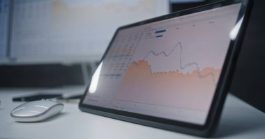 Çevrimiçi Ticaret Yazılımını gösteren Çoklu Monitör Masaüstü Sistemi ile Dijital Tablet ve Bilgisayar. Afro-Amerikan Borsa Borsası Gerçek zamanlı Borsa Analizi, Borsa Tabloları. Kapat..