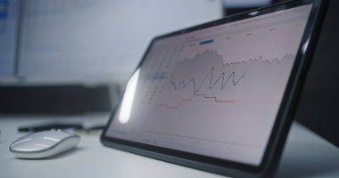 Çevrimiçi Ticaret Yazılımını gösteren Çoklu Monitör Masaüstü Sistemi ile Dijital Tablet ve Bilgisayar. Afro-Amerikan Borsa Borsası Gerçek zamanlı Borsa Analizi, Borsa Tabloları. Kapat..