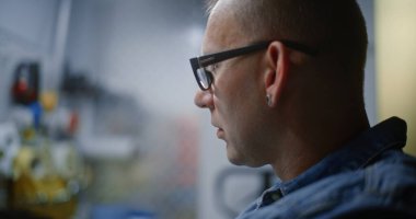 Atölyede Çalışma Günü: Odaklanmış Erkek Teknisyenin Kapanışı, Gözlüklü Bakım Görevlisi Detaylı Elle Bakım, El İşleri. El emeği, işçilik, tamirat.