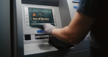 Temizlikçi, Temizlik Uzmanı ATM 'den mikrofiber bezle silme, temizleme tozu, otomatikleştirilmiş vezne makinesi, kullanıma hazır para makinesi. Kamu Bankaları Ekipmanı.