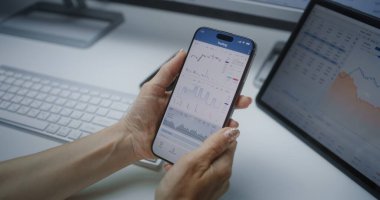 Smartphone ve Tablet Bilgisayar Çevrimiçi Ticari Mobil Uygulamayı Kullanarak Gerçek Zamanlı Borsa Çizelgelerini Denetleyen Finansal Analizci. Yatırım Bankası 'nda çalışan bir iş kadını. Kapat..