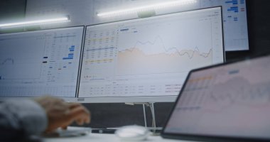 Çevrimiçi Ticaret Yazılımını gösteren Çoklu Monitör Masaüstü Sistemi ile Dijital Tablet ve Bilgisayar. Afro-Amerikan Borsa Borsası Gerçek zamanlı Borsa Analizi, Borsa Tabloları. Kapat..