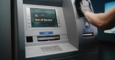 Temizlik Servisi: Profesyonel Temizlikçi Temizlik Servisi Mikrofiber Bez ile ATM 'den Temizleme, Temizleme Kir ve Toz, Otomatik Teller Makinesi, Kullanıma Hazır Para Makinesi. Kamu Bankaları Ekipmanı.