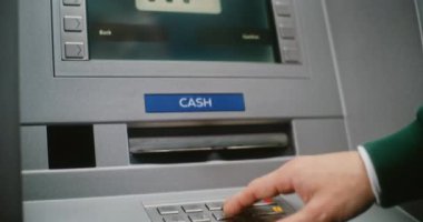 Para çekmek için ATM klavyesine tanımlanamayan kişi şifre giriyor. Geçersiz Yetkilendirme nedeniyle Aktarım İptal Hakkında Para Makinesinde Hata İletisi Görüntüsü. Banka ekipmanları. Kapat..