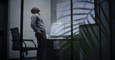 Menkul Kıymetler Borsası Borsası Finansal Kayıplar, Telefonda Bağrışmalar, Gerçek zamanlı Borsa İzleme, Geceleri Ofiste Borsa Tabloları. Afrika-Amerika Yatırım Ajanı Kötü Ekonomi Haberleri Hakkında Öfkeli.