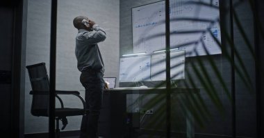 Menkul Kıymetler Borsası Borsası Finansal Kayıplar, Telefonda Bağrışmalar, Gerçek zamanlı Borsa İzleme, Geceleri Ofiste Borsa Tabloları. Afrika-Amerika Yatırım Ajanı Kötü Ekonomi Haberleri Hakkında Öfkeli.