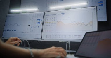 Multi-Monitor Workstation, Real-Time Stocks ve Exchange Market Charts ile bilgisayar üzerinde çalışan kadın finans analisti. Modern Ofiste Başarılı İş Kadını Çalışıyor. Görüntüyü Kapat.