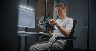 Gerçek zamanlı Borsa İzleme, Dijital Tablet ve Bilgisayarda Çoklu İzleyici Masaüstü ile Piyasa Çizelgeleri Değiştirme. Geceleri ofiste çalışan Profesyonel Yatırım Ajanı.