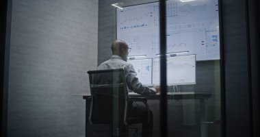 Mali Kriz Analisti, Telefonla Bağrışma, Geceleri Ofiste Değişim Piyasaları Analizi. Afro-Amerikalı İşadamı Ani Borsa Çöküşü Hakkında Öfkeli.