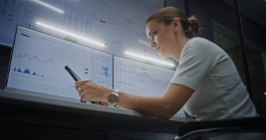 Kadın Finansal Analist Telefonda Konuşuyor, Finansal Krizden Acı Çekiyor, Çok İzli Bilgisayar ve Tablet Piyasa Çizelgelerini Analiz Ediyor. İşkadını Borsa Çöküşü Hakkında Öfkeli.