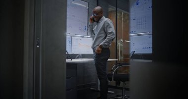 Gelişmiş Ticaret Ofisi: Karlı Yatırımlar yaptıktan sonra kutlama yapan Heyecanlı Finansal Analizci Telefon Görüşmesi Yapıyor. Afrikalı Amerikalı İşadamı Başarılı Finansal Anlaşma veya Sözleşme Hakkında Mutlu.