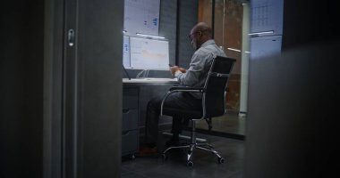 Happy Stock Broker Gerçek Zamanlı Borsa İzleme, Ofiste Çoklu İzleme Bilgisayarında Borsa Tabloları, Telefonla Konuşma. Heyecanlı Afro-Amerikan Yatırım Ajanı Başarılı Yatırımlar Yapıyor.