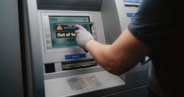 Temizleyici Vandalize ATM Ekranı Rag ile silme, Graffiti Kaldırma, Otomatik Veznedar Makinesinden Yazılı Etiketler, Para Makinesi. Temizlik Servisi, Mülk Hasarı, Kamu Bankasına Zarar Verme.