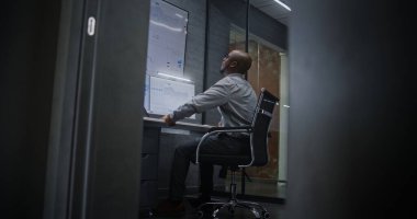 Gerçek zamanlı hisse senedi takibi, telefon görüşmesi, başarılı ticaret anlaşmasını kutlayan mutlu hisse senetleri. Heyecanlı Afro-Amerikan Yatırım Ajanı Kârlı Yatırımlar Yapıyor.