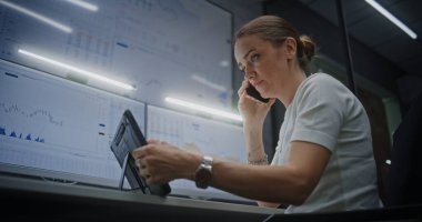 Kadın Finansal Analist Telefonda Konuşuyor, Finansal Krizden Acı Çekiyor, Çok İzli Bilgisayar ve Tablet Piyasa Çizelgelerini Analiz Ediyor. İşkadını Borsa Çöküşü Hakkında Öfkeli.