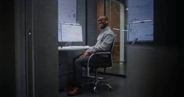 Heyecanlı Finansal Analistin Telefonu Var, Gerçek zamanlı Borsa Analizi Ofisteki Çoklu İzleme Bilgisayarında Değişim Listeleri. Mutlu Afrikalı Amerikalı İşadamı Başarılı Ticaret Anlaşması Yapıyor.