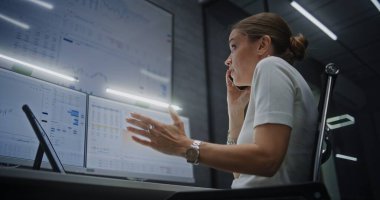 Kadın Finansal Analist Telefonda Konuşuyor, Finansal Krizden Acı Çekiyor, Çok İzli Bilgisayar ve Tablet Piyasa Çizelgelerini Analiz Ediyor. İşkadını Borsa Çöküşü Hakkında Öfkeli.