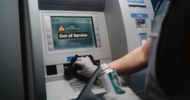 Temizleyici Vandalize ATM Ekranı Rag ile silme, Graffiti Kaldırma, Otomatik Veznedar Makinesinden Yazılı Etiketler, Para Makinesi. Temizlik Servisi, Mülk Hasarı, Kamu Bankasına Zarar Verme.