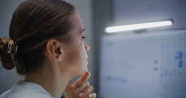 Bilgisayarda Çalışan Kadın Finansal Analistin Kapanışı veya Borsa Çizelgeleri İzleme Programı. Gece Finans Ajansı 'nda çalışan başarılı bir iş kadını..