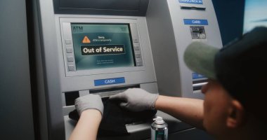 Temizlik Servisi: Profesyonel Temizlikçi Temizlik Servisi Mikrofiber Bez ile ATM 'den Temizleme, Temizleme Kir ve Toz, Otomatik Teller Makinesi, Kullanıma Hazır Para Makinesi. Kamu Bankaları Ekipmanı.