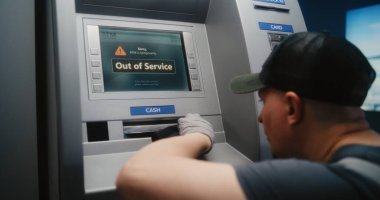 Temizlikçi, Temizlik Uzmanı ATM 'den mikrofiber bezle silme, temizleme tozu, otomatikleştirilmiş vezne makinesi, kullanıma hazır para makinesi. Kamu Bankaları Ekipmanı.