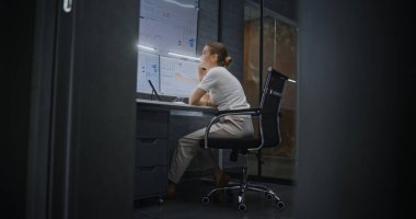 Finansal Analizci Telefonla Konuşuyor, Değişim Piyasası Çizelgelerini Çok Gözlemli Bilgisayar ve Tablet Üzerinde Analiz Ediyor, Finansal Krizden muzdarip. İşkadını Borsa Çöküşü Hakkında Stres Yaptı.