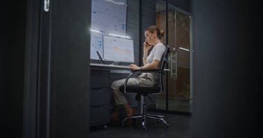 Kadın Finansal Analistin Telefon Görüşmesi Yapması, Gerçek Zamanlı Hisse Senetleri Analizi, Çoklu İzleyici Bilgisayar ve Dijital Tablet Piyasa Tabletleri Değişimi. Gece Finans Ajansı 'nda çalışan iş kadını..