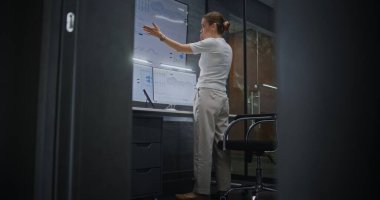 Kadın Finansal Analistin Telefon Görüşmesi Yapması, Gerçek Zamanlı Hisse Senetleri Analizi, Çoklu İzleyici Bilgisayar ve Dijital Tablet Piyasa Tabletleri Değişimi. Gece Finans Ajansı 'nda çalışan iş kadını..