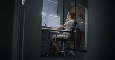 Kadın Finansal Analistin Telefon Görüşmesi Yapması, Gerçek Zamanlı Hisse Senetleri Analizi, Çoklu İzleyici Bilgisayar ve Dijital Tablet Piyasa Tabletleri Değişimi. Gece Finans Ajansı 'nda çalışan iş kadını..