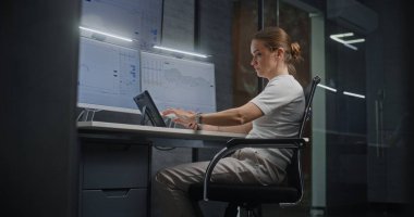 Kadın Finansal Analizci, Çoklu Dijital Aygıtlar ve Bilgisayarda Çoklu Monitör Çalışma İstasyonu ile Gerçek Zamanlı Borsa Çizelgelerini Kontrol Ediyor. Gece Finans Ajansı Ofisi 'ndeki iş kadını.