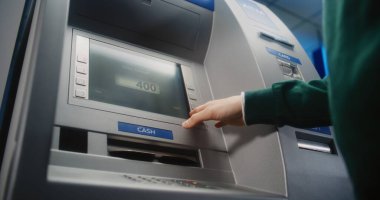 Para çekmek için ATM klavyesine tanımlanamayan kişi şifre giriyor. Para Makinesindeki Hata İletisi Mevcut Para Yok nedeniyle Aktarım İptali Hakkında Görünüm. Banka ekipmanları. Kapat..