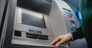 Para çekmek için ATM klavyesine tanımlanamayan kişi şifre giriyor. Para Makinesindeki Hata İletisi Mevcut Para Yok nedeniyle Aktarım İptali Hakkında Görünüm. Banka ekipmanları. Kapat..