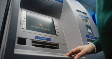 Para çekmek için ATM klavyesine tanımlanamayan kişi şifre giriyor. Para Makinesindeki Hata İletisi Mevcut Para Yok nedeniyle Aktarım İptali Hakkında Görünüm. Banka ekipmanları. Kapat..
