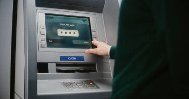 ATM kullanıcısı para çekmek için ATM klavyesinin şifresini giriyor. Engellenmiş Karttan İptal Edilen Aktarım Hakkında Para Makinesinde Hata Mesajı Para transferleri, bankacılık sistemi. Görüntüyü Kapat.