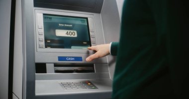 ATM kullanıcısı para çekmek için ATM klavyesinin şifresini giriyor. Engellenmiş Karttan İptal Edilen Aktarım Hakkında Para Makinesinde Hata Mesajı Para transferleri, bankacılık sistemi. Görüntüyü Kapat.