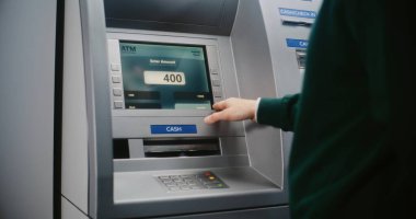 Para çekmek için ATM klavyesine tanımlanamayan kişi şifre giriyor. Para Makinesindeki Hata İletisi Kayıp Bağlantı nedeniyle Aktarım İptal Hakkında Görüntüleme. Banka ekipmanları. Görüntüyü Kapat.