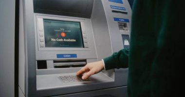 Para çekmek için ATM klavyesine tanımlanamayan kişi şifre giriyor. Para Makinesindeki Hata İletisi Mevcut Para Yok nedeniyle Aktarım İptali Hakkında Görünüm. Banka ekipmanları. Kapat..